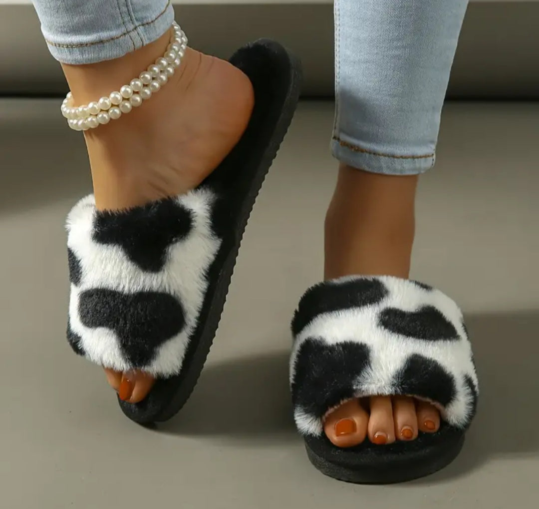 PLUSHED WOMEN'S COW SLIPPERS