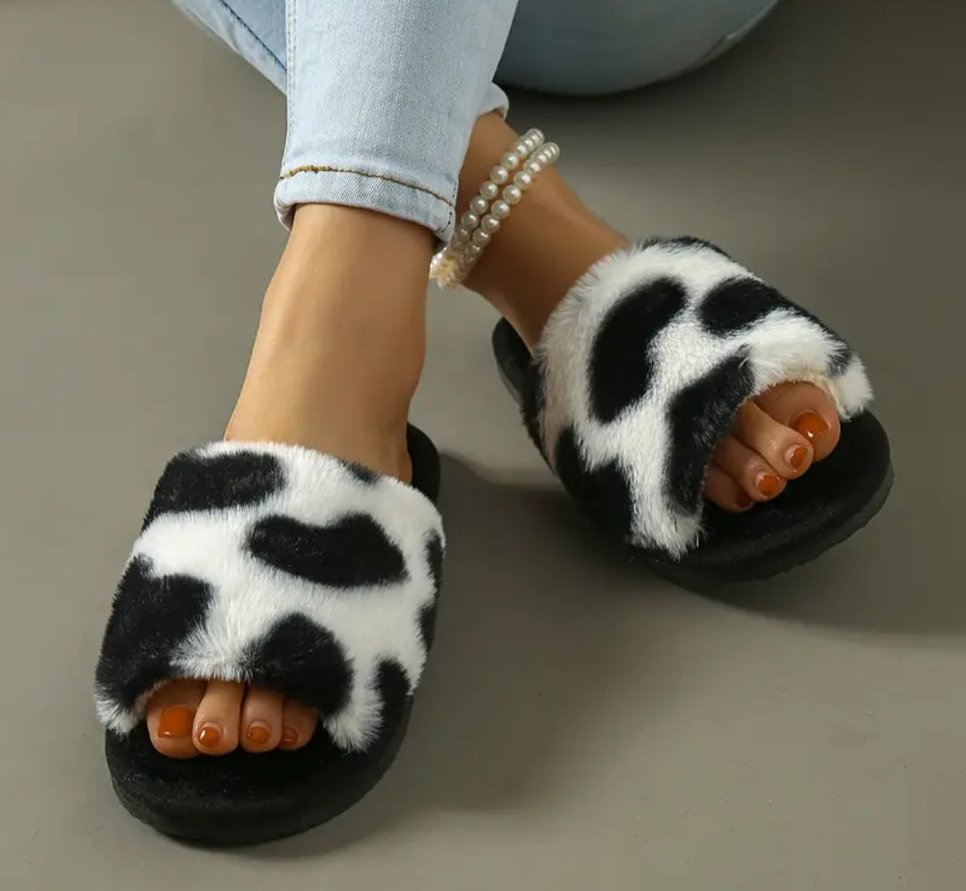 PLUSHED WOMEN'S COW SLIPPERS