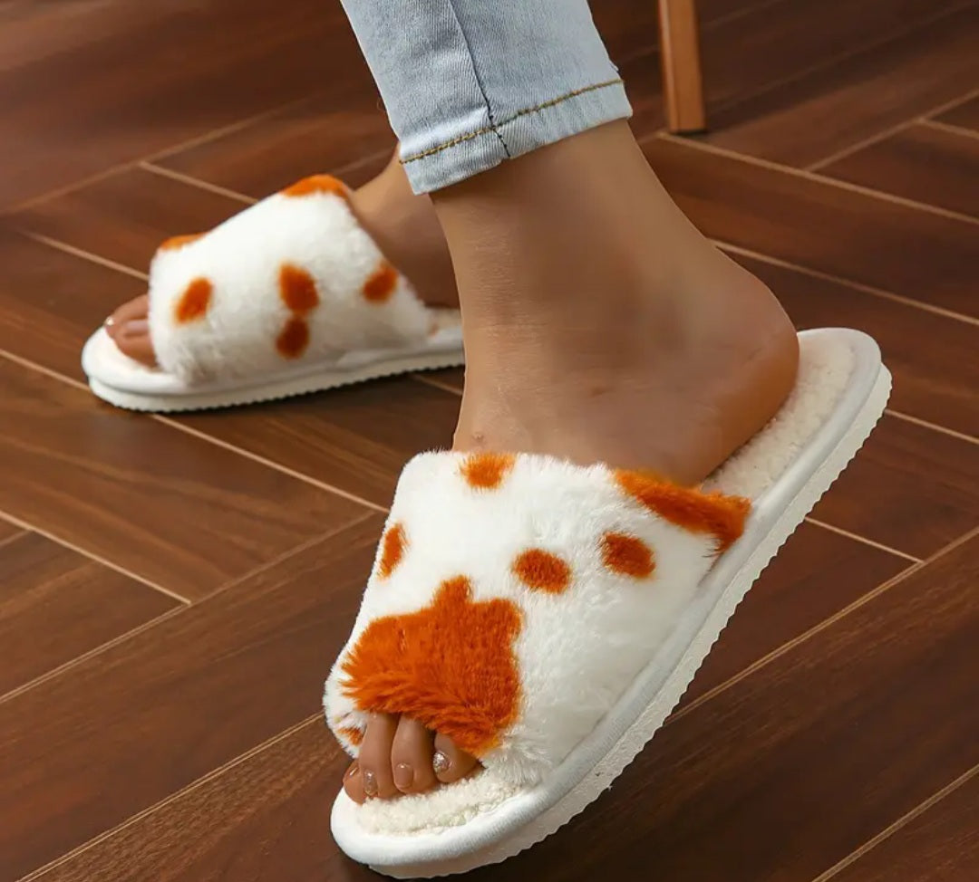 PLUSHED WOMEN'S COW SLIPPERS