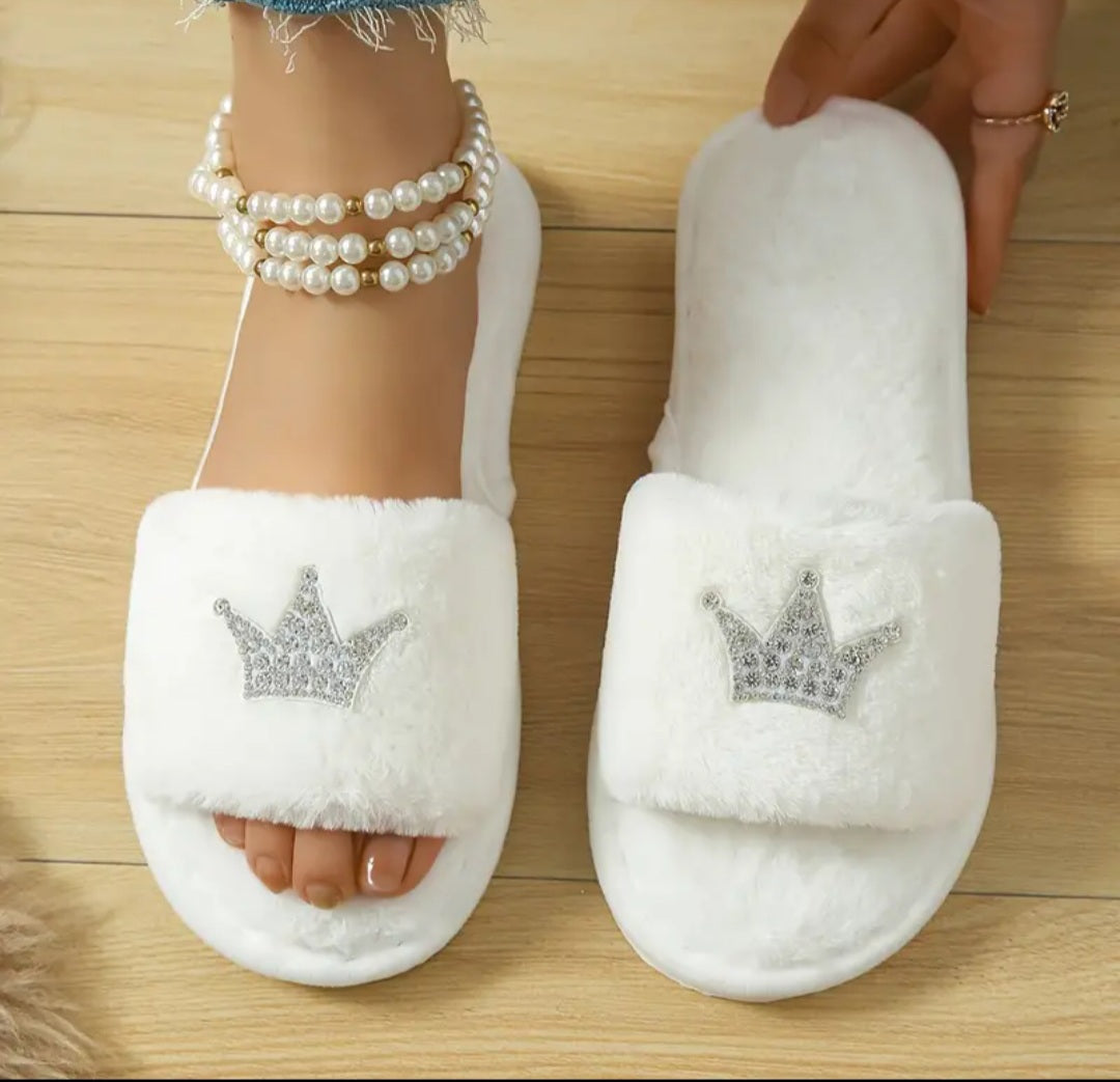 PLUSHED WOMEN'S QUEEN SLIPPERS